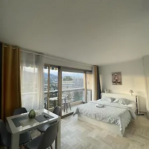 Cannes Marina Résidence Le Surcouf - De 28m2 Au 10ème étage Avec Piscine, Terrasse, Parking, Vue Montagne Et Port : Mandelieu-la Napoule Appartement